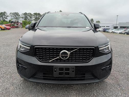 Onyx Black Metallic 2025 Volvo XC40 B5 Plus Dark Theme