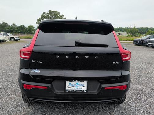 Onyx Black Metallic 2025 Volvo XC40 B5 Plus Dark Theme