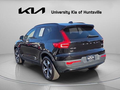 Onyx Black Metallic 2025 Volvo XC40 B5 Plus Dark Theme