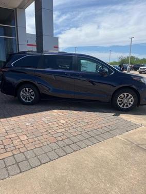 2025 Toyota Sienna LE