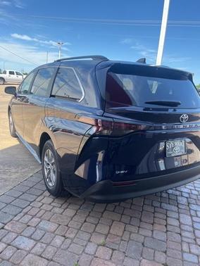 2025 Toyota Sienna LE