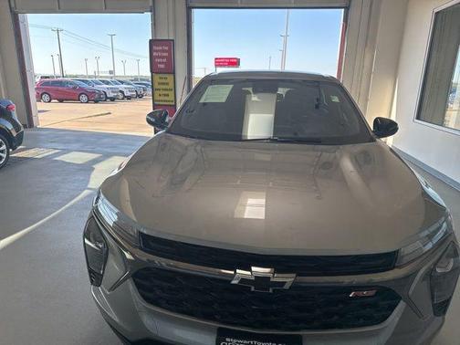 Sterling Gray Metallic 2025 Chevrolet Trax FWD 1RS