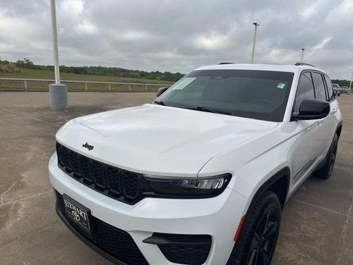Bright White Clearcoat 2023 Jeep Grand Cherokee Altitude