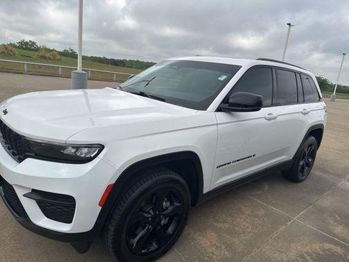 Bright White Clearcoat 2023 Jeep Grand Cherokee Altitude