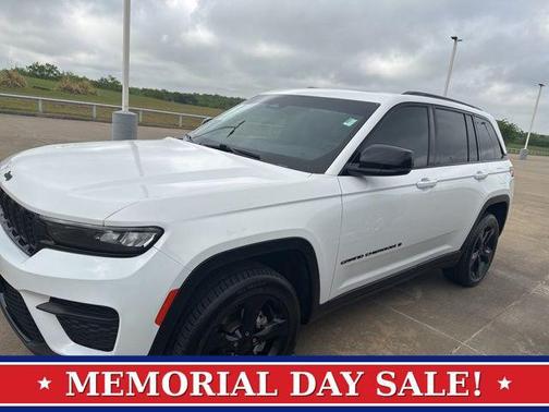Bright White Clearcoat 2023 Jeep Grand Cherokee Altitude