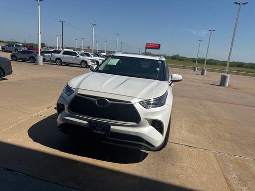 Pearl 2023 Toyota Highlander XLE