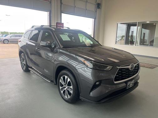 Magnetic Gray Metallic 2024 Toyota Highlander XLE