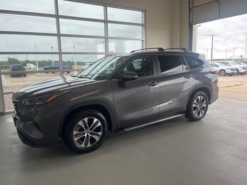 Magnetic Gray Metallic 2024 Toyota Highlander XLE