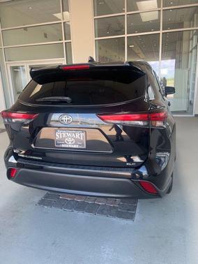 Midnight Black Metallic 2022 Toyota Highlander XLE
