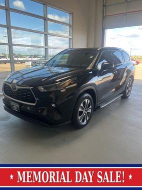 Midnight Black Metallic 2022 Toyota Highlander XLE