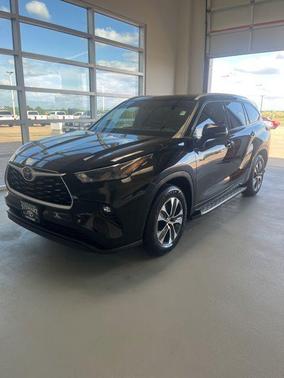 Midnight Black Metallic 2022 Toyota Highlander XLE