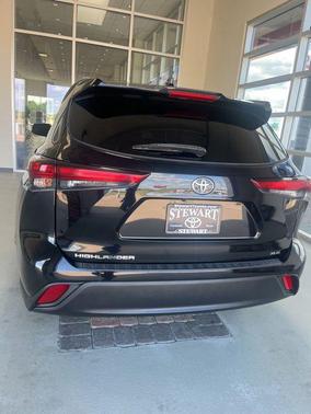 Midnight Black Metallic 2022 Toyota Highlander XLE
