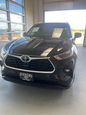 Midnight Black Metallic 2022 Toyota Highlander XLE