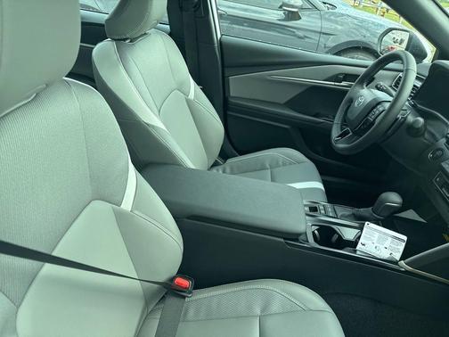 Ice Cap 2026 Toyota Camry SE