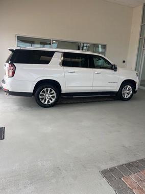 Iridescent Pearl Tricoat 2021 Chevrolet Suburban Premier