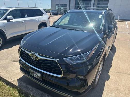 Midnight Black Metallic 2026 Toyota Highlander Hybrid Platinum
