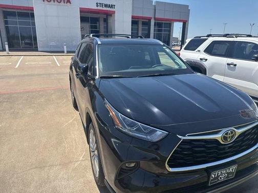 Midnight Black Metallic 2026 Toyota Highlander Hybrid Platinum