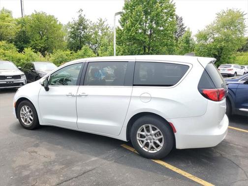 2022 Chrysler Voyager LX
