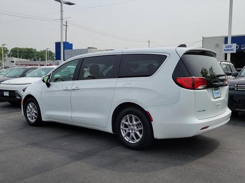 2022 Chrysler Voyager LX