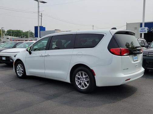2022 Chrysler Voyager LX