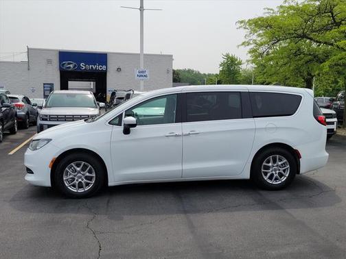 2022 Chrysler Voyager LX