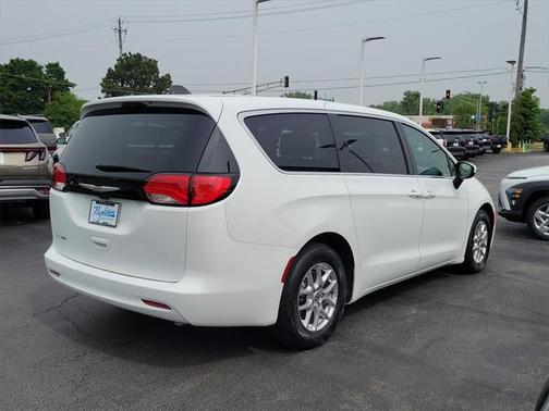 2022 Chrysler Voyager LX