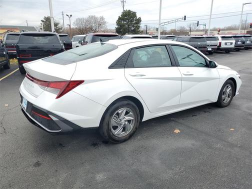 2025 Hyundai ELANTRA SE