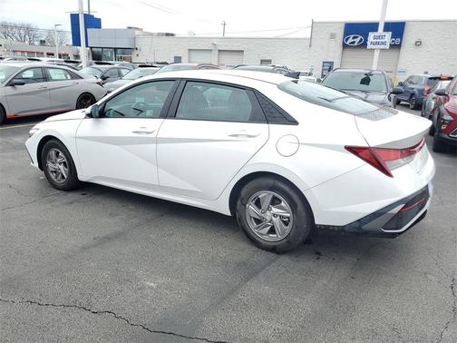 2025 Hyundai ELANTRA SE