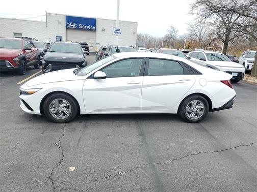 2025 Hyundai ELANTRA SE