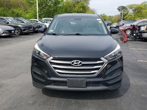 Black Noir Pearl 2018 Hyundai TUCSON SE