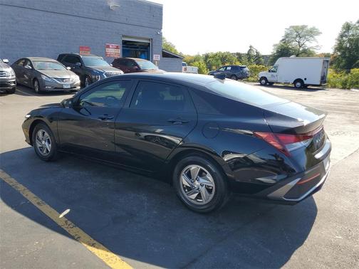 2025 Hyundai ELANTRA SE