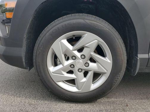 Abyss Black Pearl 2025 Hyundai KONA SE