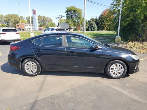 2019 Hyundai ELANTRA SE