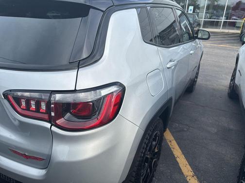 Silver Zynith Metallic Clearcoat 2025 Jeep Compass Trailhawk