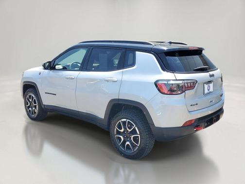 Silver Zynith Metallic Clearcoat 2025 Jeep Compass Trailhawk