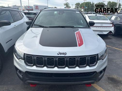 Silver Zynith Metallic Clearcoat 2025 Jeep Compass Trailhawk