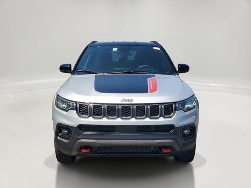 Silver Zynith Metallic Clearcoat 2025 Jeep Compass Trailhawk