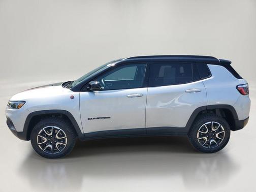 Silver Zynith Metallic Clearcoat 2025 Jeep Compass Trailhawk