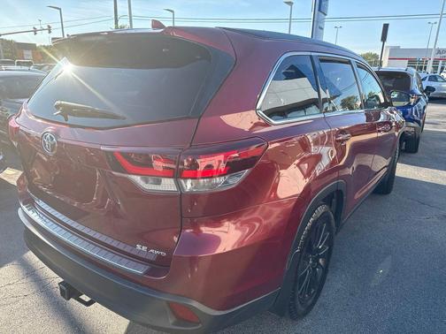 Salsa Red Pearl 2019 Toyota Highlander SE