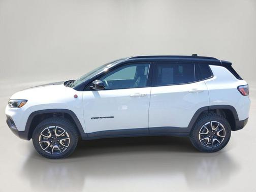 Bright White Clearcoat 2025 Jeep Compass Trailhawk