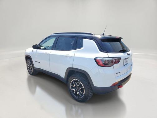 Bright White Clearcoat 2025 Jeep Compass Trailhawk