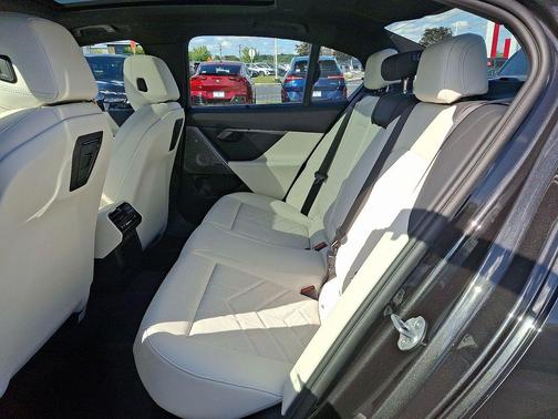 2026 BMW 550e 550e xDrive