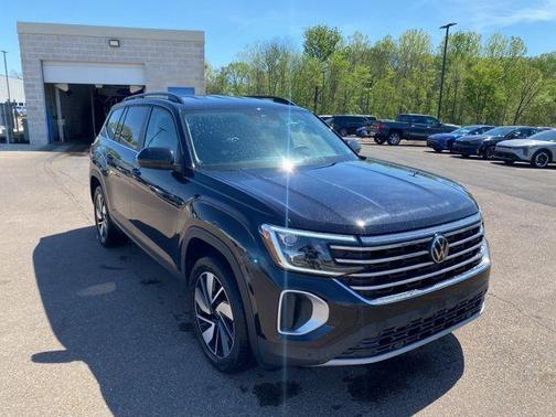 Deep Black Pearl Effect 2025 Volkswagen Atlas 2.0T SE w/Technology