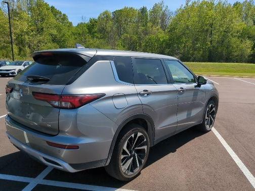 Silver 2024 Mitsubishi Outlander SE