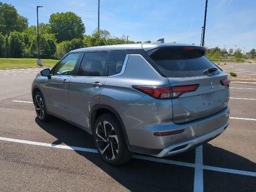 Silver 2024 Mitsubishi Outlander SE