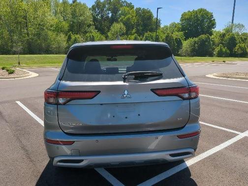 Silver 2024 Mitsubishi Outlander SE