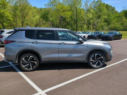 Silver 2024 Mitsubishi Outlander SE