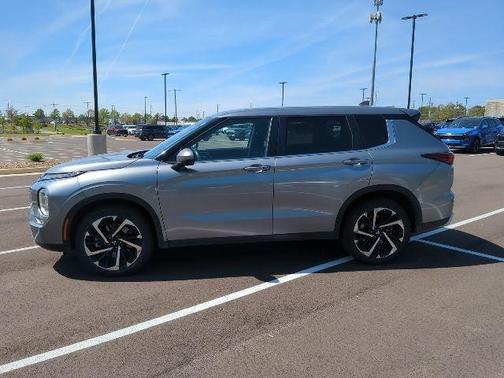 Silver 2024 Mitsubishi Outlander SE