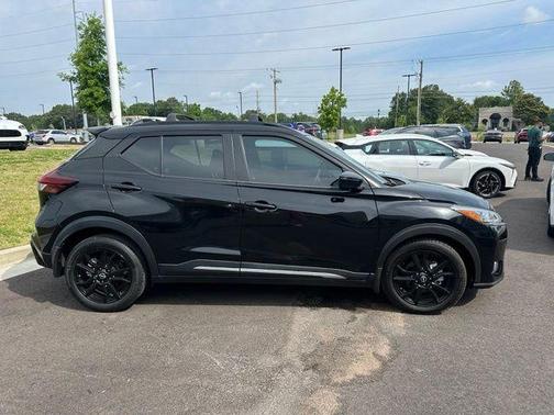 Super Black 2022 Nissan Kicks SR