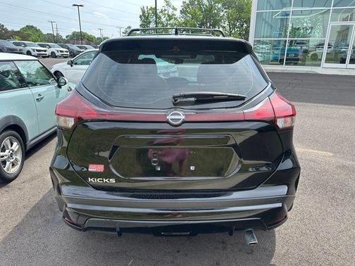 Super Black 2022 Nissan Kicks SR